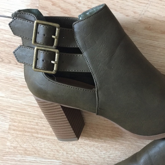 Soda Open to me booties size 7 Olive Green - Picture 2 of 3